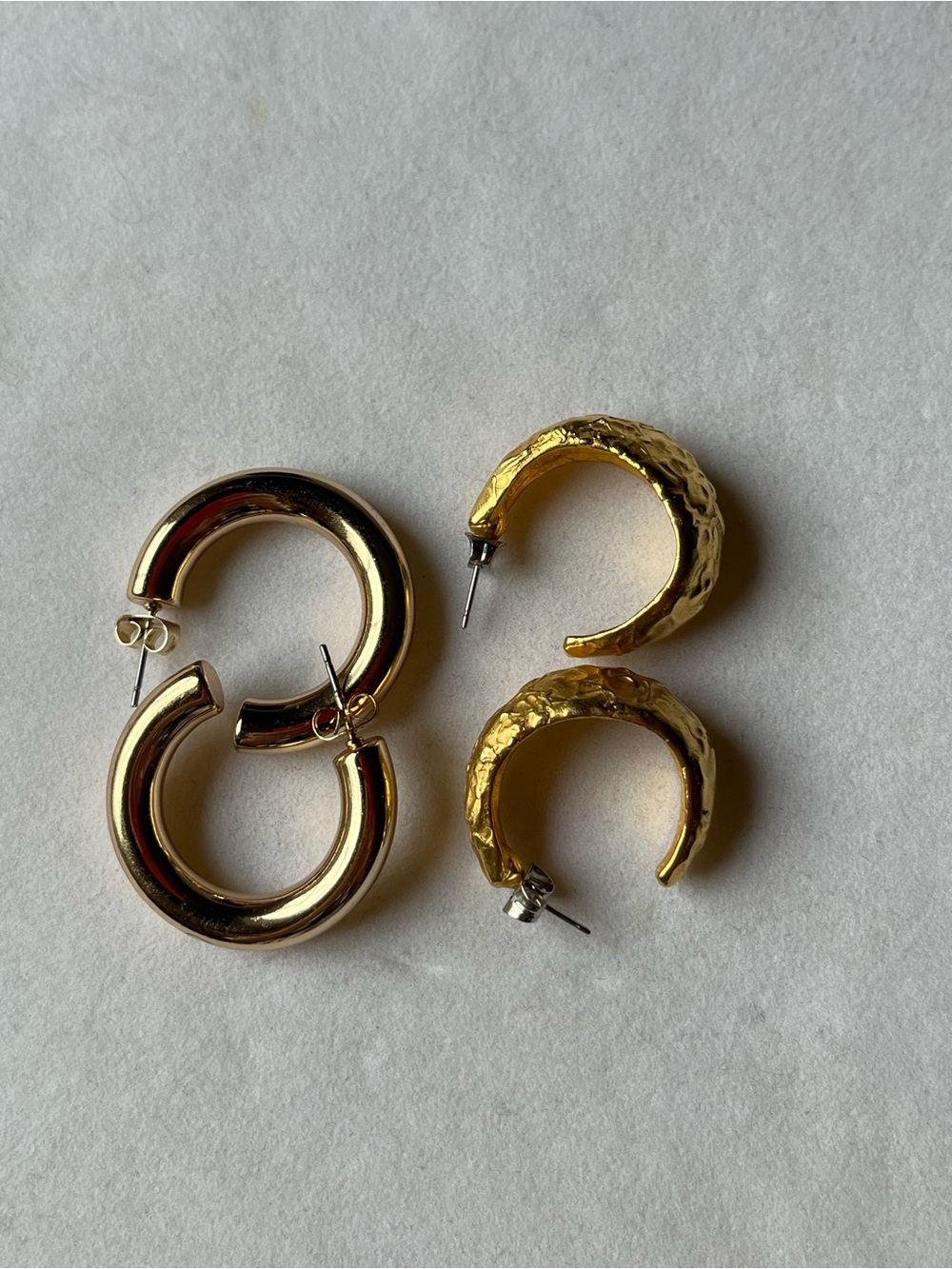 2 Pair Gold Tone Hoop Earrings Lot – Smooth & Hammered C-Hoops, Unmarked